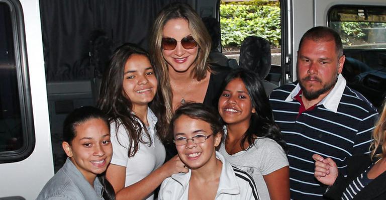 Claudia Leitte volta de férias e é rodeada por fãs em São Paulo