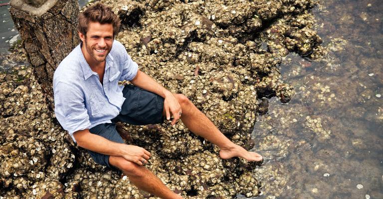 Na Ilha de CARAS, Alejandro Claveaux conta que largou tudo para ser ator