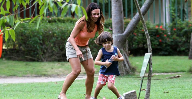 Carla Marins tem dia de farra com o filho Leon
