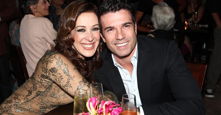 Beijos de Claudia Raia e Jarbas Homem de Mello em prêmio