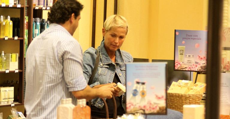 Xuxa acomoda o seu cachorro em carrinho para passeio no shopping