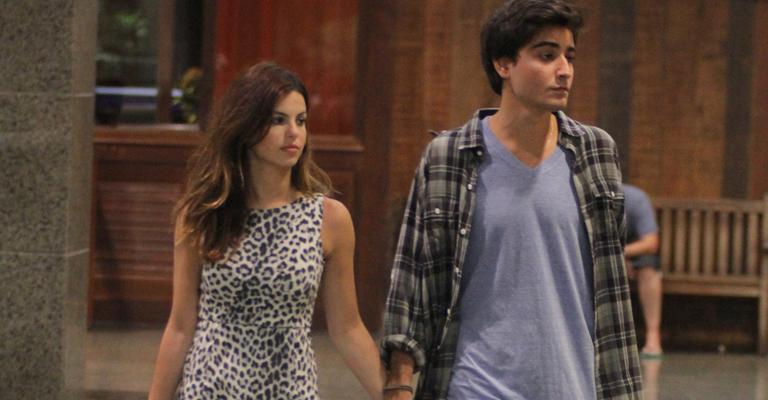Em vestido de oncinha, Sthefany Brito passeia com o namorado no Rio