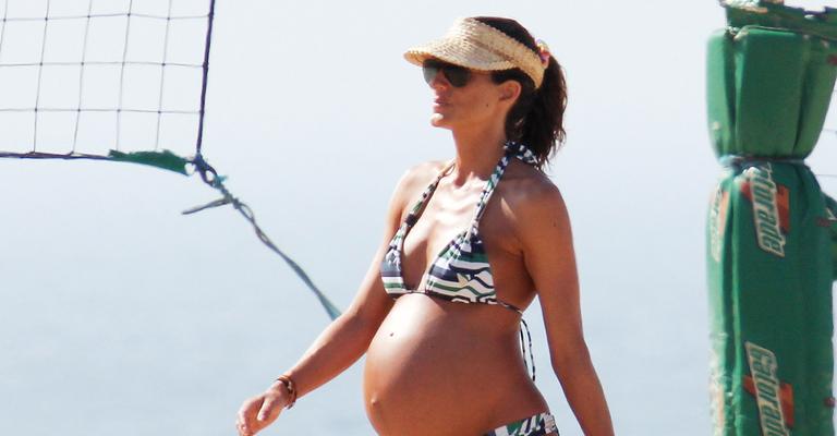 Cynthia Howlett faz exercícios na reta fina da gravidez