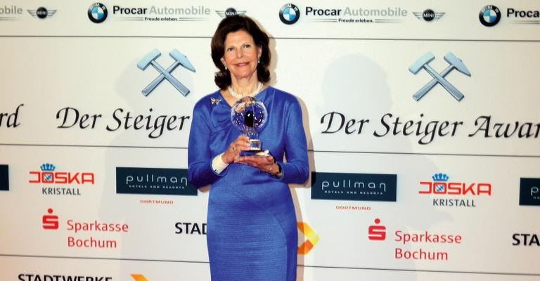 Rainha Silvia é premiada em cerimônia na Alemanha