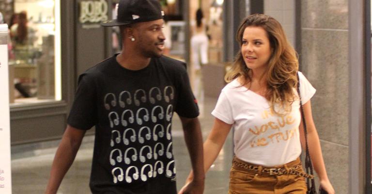 Thiaguinho e Fernanda Souza em dia de compras