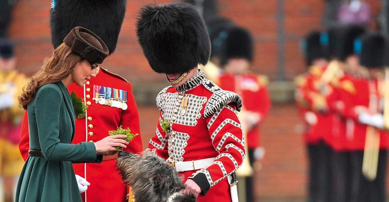 Kate Middleton distribui trevos da sorte no Dia de Saint Patrick