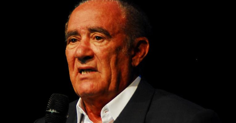 Renato Aragão recebe homenagem de colegas humoristas