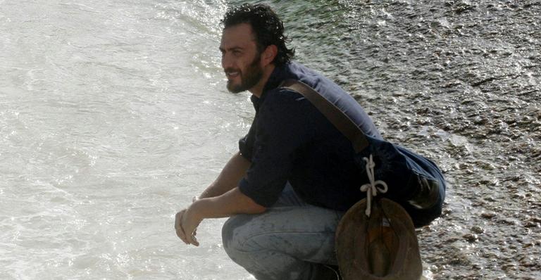 Gabriel Braga Nunes grava cenas de novela no Rio