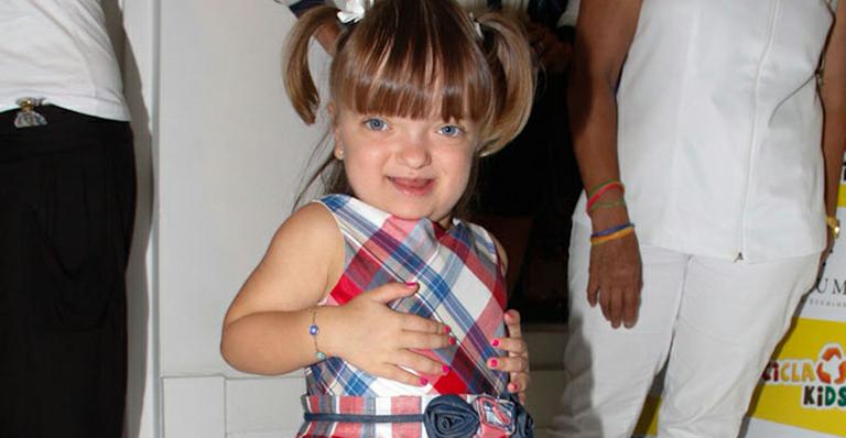 A vaidade da pequena Rafaella Justus com seu esmalte pink