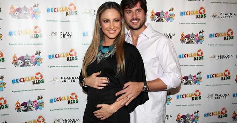 Claudia Leitte exibe a barriguinha de grávida ao lado da família