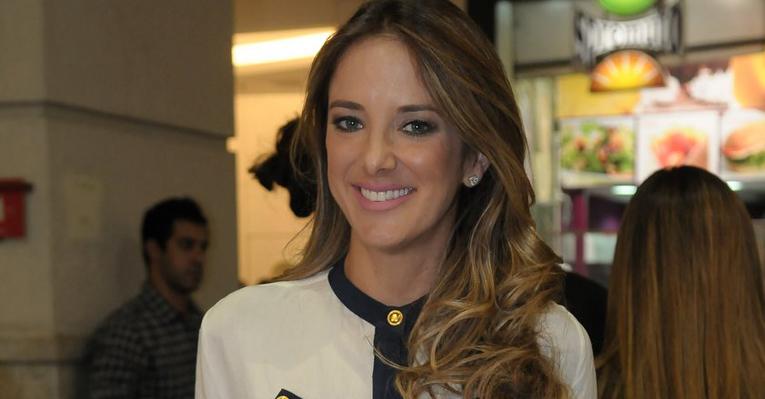 Ticiane Pinheiro prestigia Adriane Galisteu, ex-mulher de Roberto Justus, no teatro