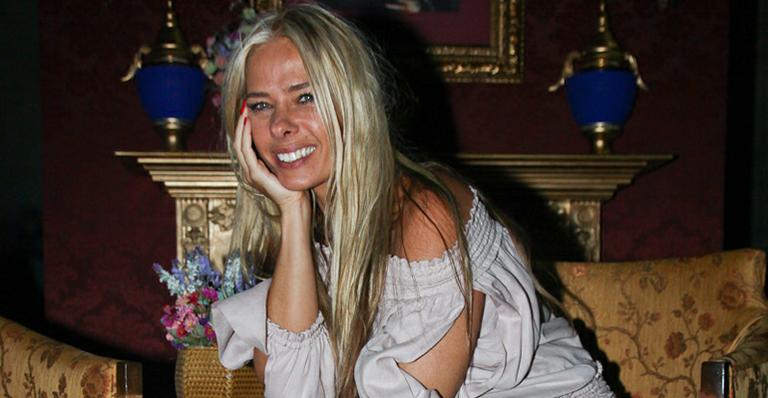 Volta triunfal de Adriane Galisteu ao teatro em ‘Uma Mulher do Outro Mundo’