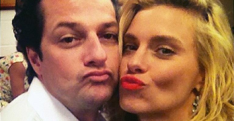‘Peryguettys’: Carolina Dieckmann e Marcelo Serrado fazem biquinho para foto