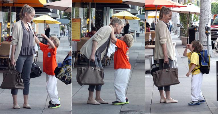 Sharon Stone é paparicada por filhos em Los Angeles