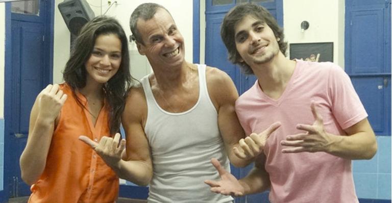 Fiuk e Bruna Marquezine fazem aula de salsa para a novela