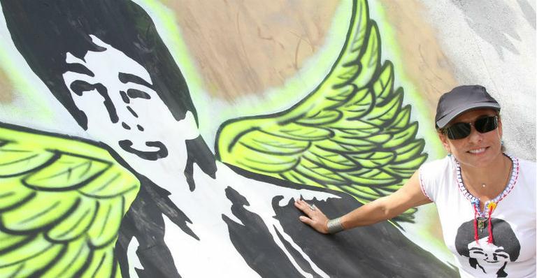 Cissa Guimarães se emociona em inauguração de pista de skate com nome de seu filho