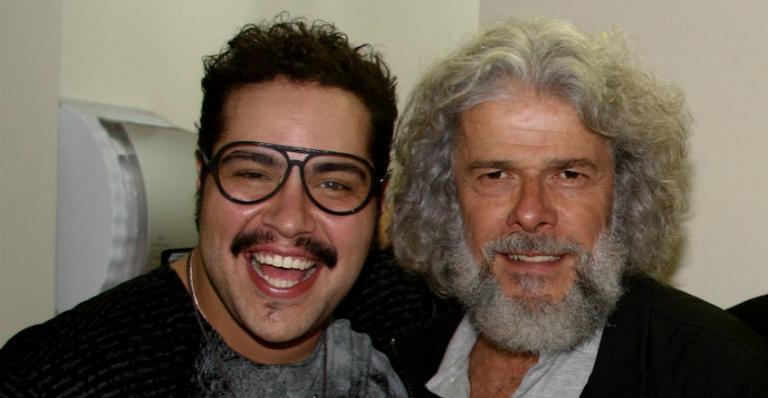 Tiago Abravanel e José Mayer se encontram na noite paulistana