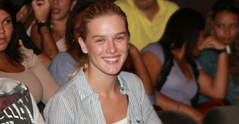 Fiorella Mattheis leva jovens para ver peça