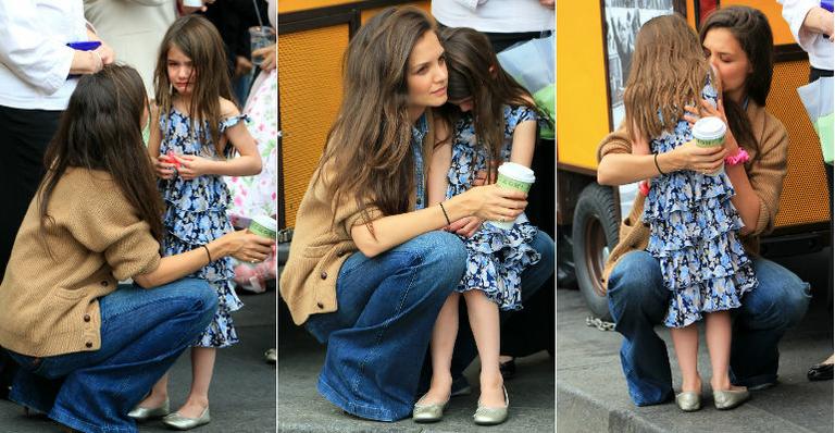 Mãezona, Katie Holmes consola Suri Cruise durante crise de choro