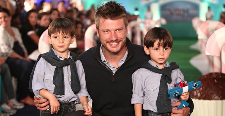 Rodrigo Hilbert desfila com crianças e diz que é pai ‘linha dura’