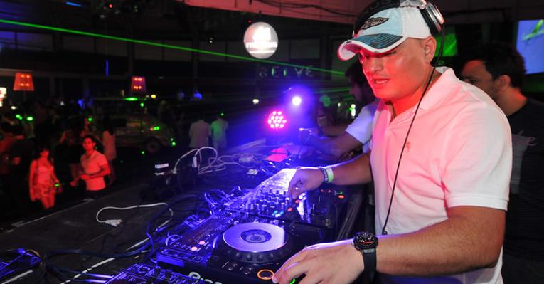 Carlinhos discoteca em festa eletrônica no interior de São Paulo