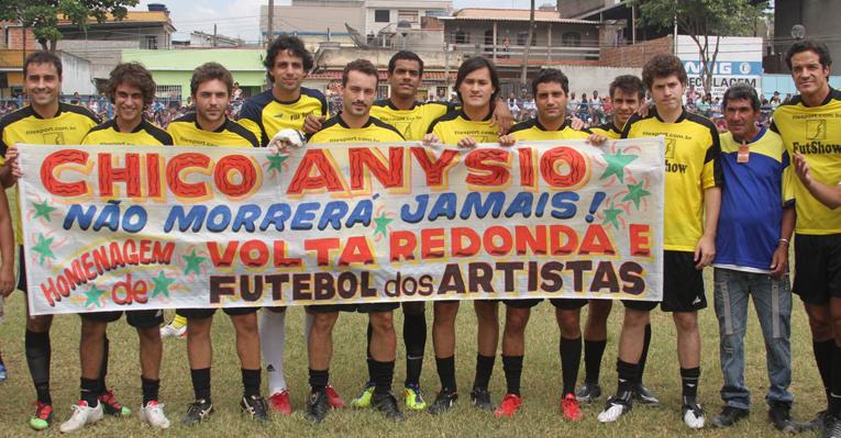 Artistas prestam homenagem a Chico Anysio em jogo de futebol