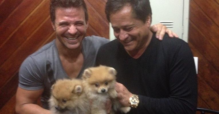 Eduardo Costa e Leonardo mimam cachorrinhos