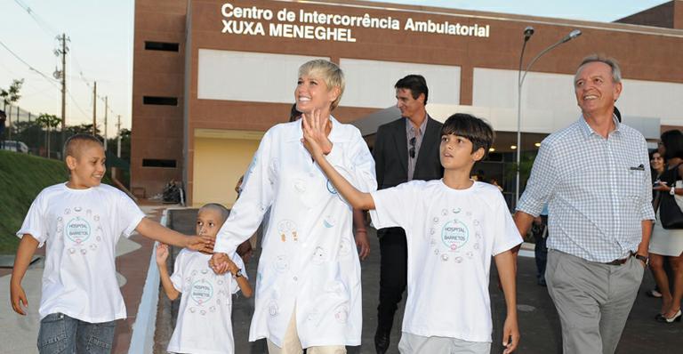 Xuxa visita Hospital de Câncer de Barretos para a alegria da criançada
