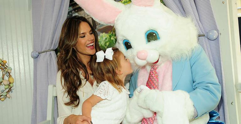 Alessandra Ambrosio visita o coelhinho da Páscoa com a filha