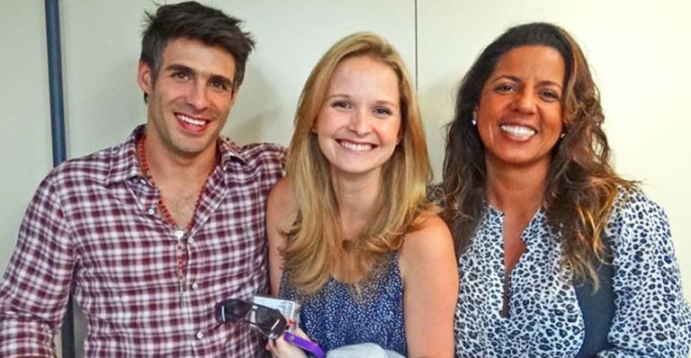 Fernanda Rodrigues visita Raoni Carneiro em gravação de novela