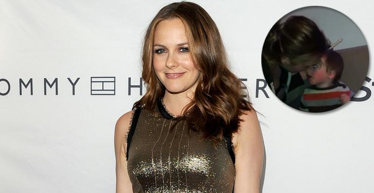 Mamãe Pássaro: Alicia Silverstone ensina jeito inusitado de alimentar o filho em vídeo