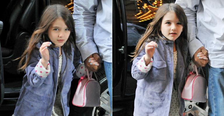 Suri Cruise pinta as unhas de azul