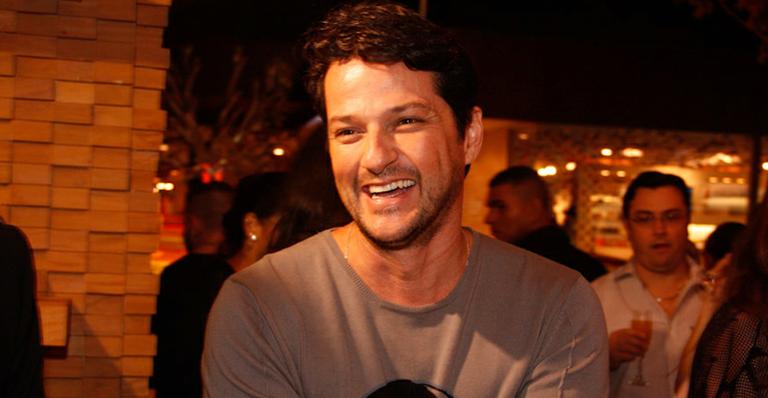 Marcelo Serrado tira férias para pensar no casamento e em ‘Gabriela’