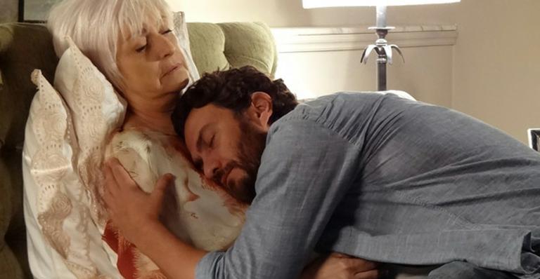 Verbena morre após ouvir Rodrigo chamá-la de mãe pela 1ª vez em ‘Amor Eterno Amor’