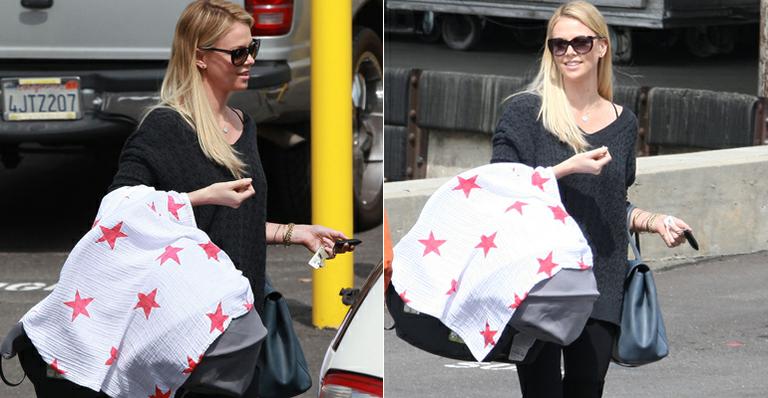 Charlize Theron esconde o rosto do filho dos paparazzi durante passeio por Los Angeles