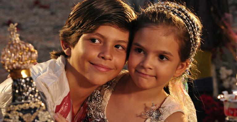 Primeiro amor: Rita e Batata se ‘casam’ no lixão em ‘Avenida Brasil’