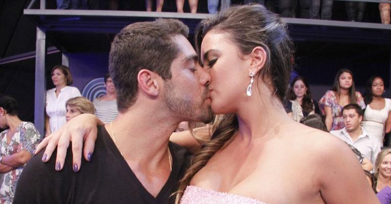 Apaixonados, Yuri e Laisa trocam beijos na final do BBB12