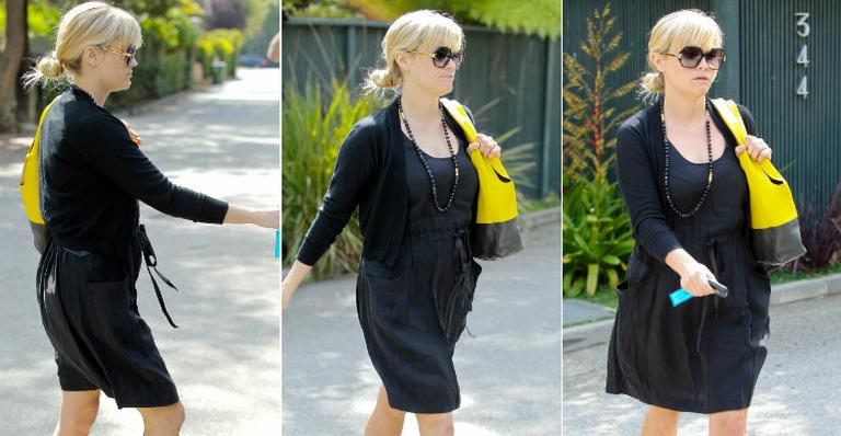 Reese Witherspoon surge novamente com silhueta suspeita de gravidez