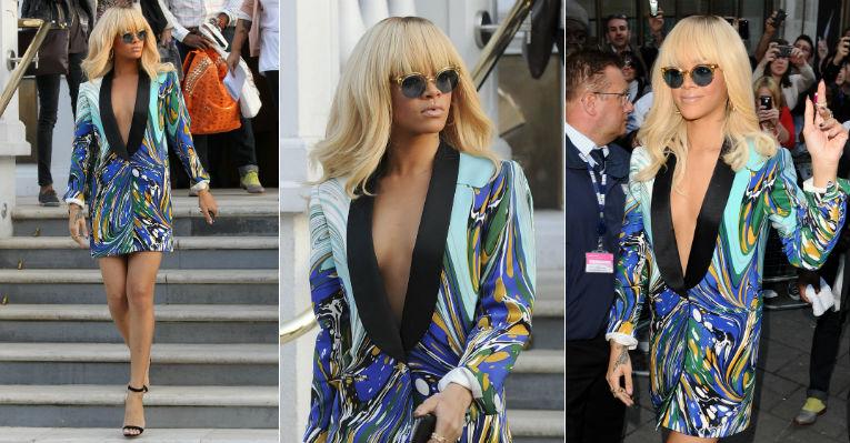 Rihanna exagera no decote de vestido colorido