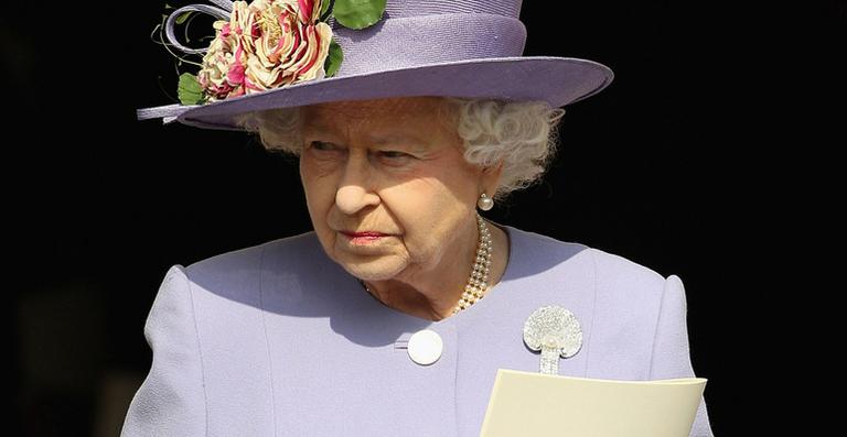 Rainha Elizabeth II surpreende político cego em almoço
