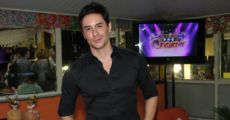 Ricardo Tozzi se inspira em Michael Jackson para compor personagem