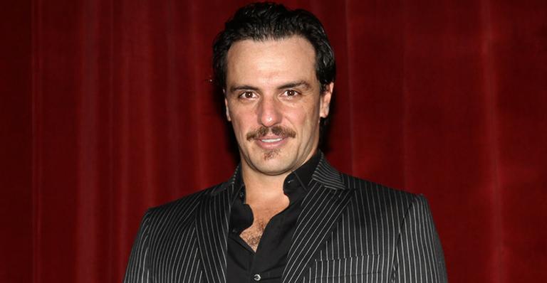 Rodrigo Lombardi realiza o sonho de interpretar um clássico no teatro em ‘Dom Juan’