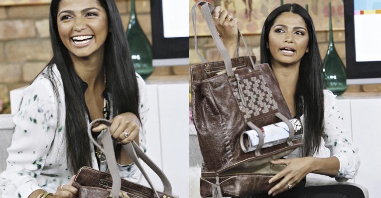 Sorridente, a brasileira Camila Alves apresenta linha de bolsas