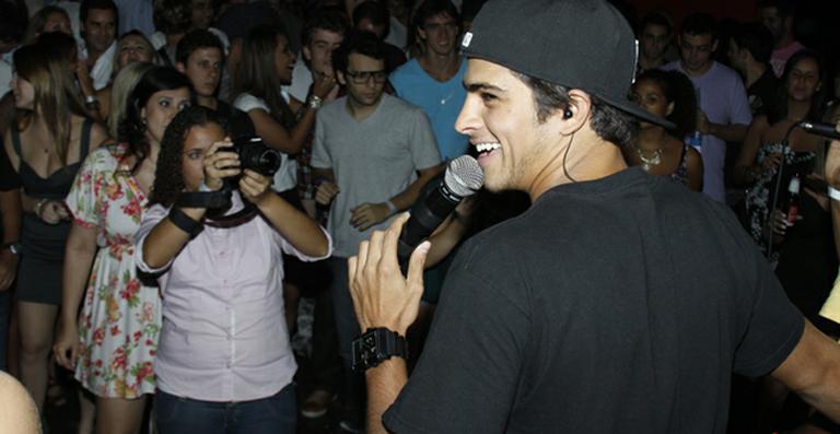 Bernardo Mesquita faz show com sua banda no Rio de Janeiro