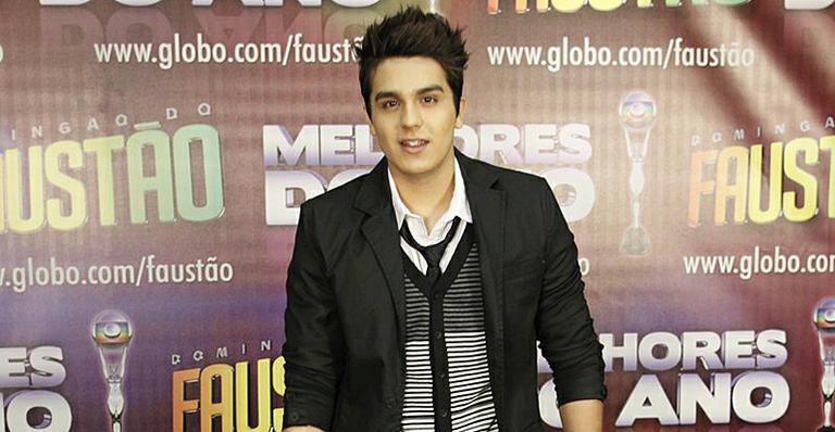 Luan Santana dedica prêmio aos pais e aos fãs