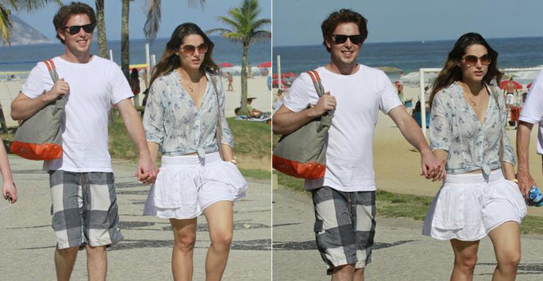 Fernanda Machado passeia com o namorado Bob na Barra