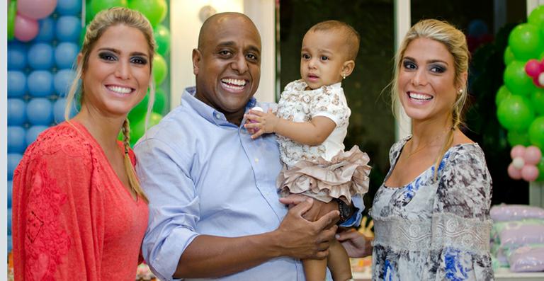 Bia e Branca Feres curtem festa infantil ao lado da criançada