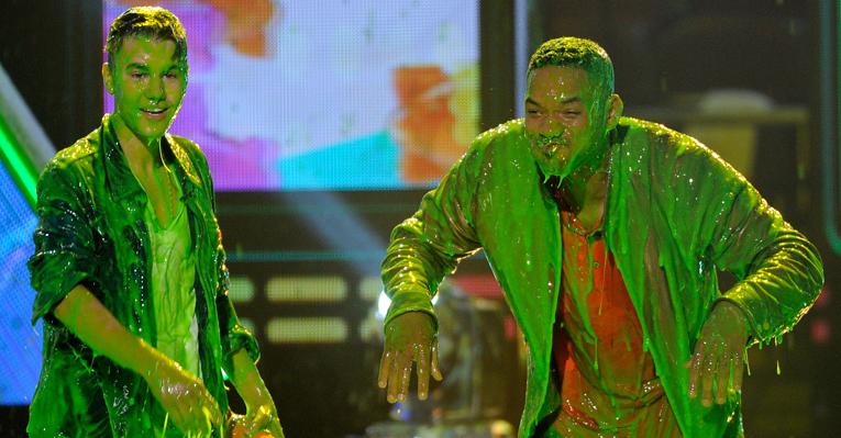 Justin Bieber e Will Smith tomam banho de gosma no Kids Choice Awards