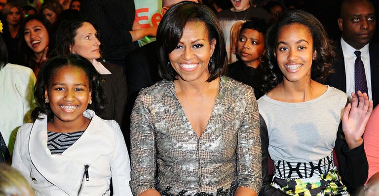 Michelle Obama leva a filhas a premiação e entrega troféu a Taylor Swift