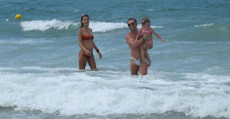 Matheus Mazzafera mostra diversão com Alessandra Ambrosio e Anja na praia